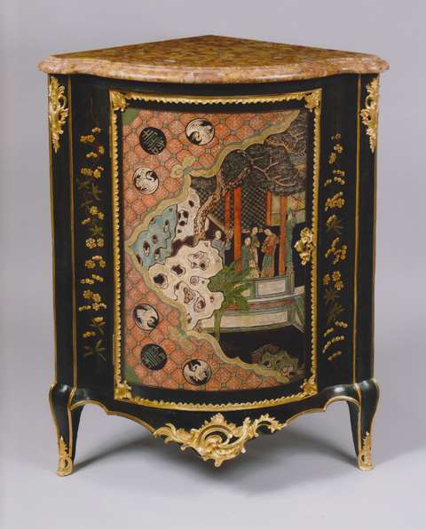 A FINE PAIR OF LOUIS XV COROMANDEL AND VERNIS MARTIN LACQUER ORMOLU-MOUNTED CORNER CUPBOARDS